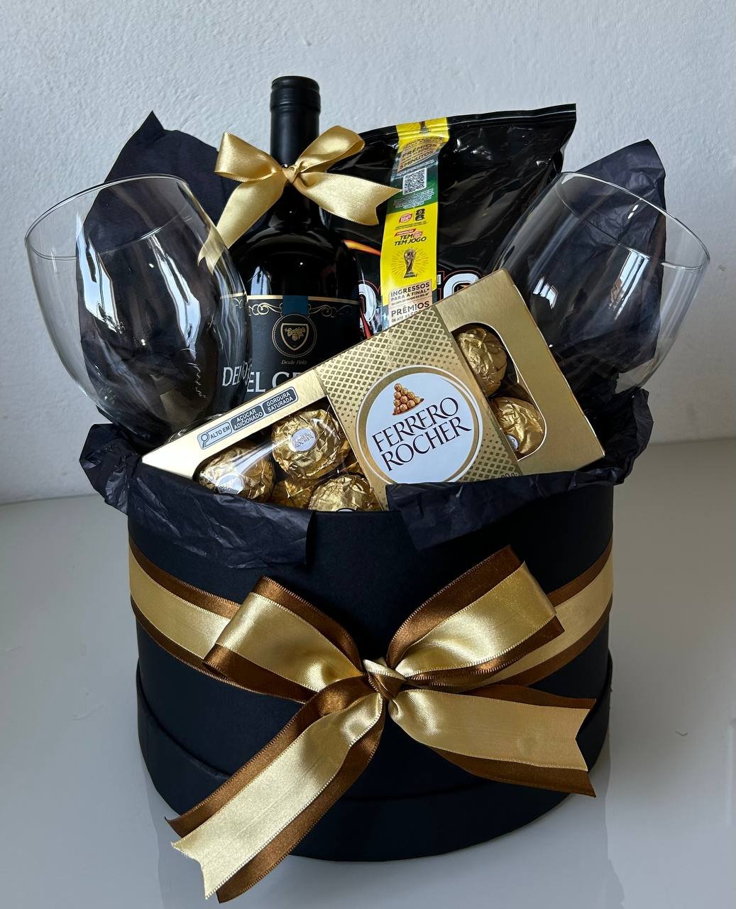 Cesta Dourada com Vinho e taças
