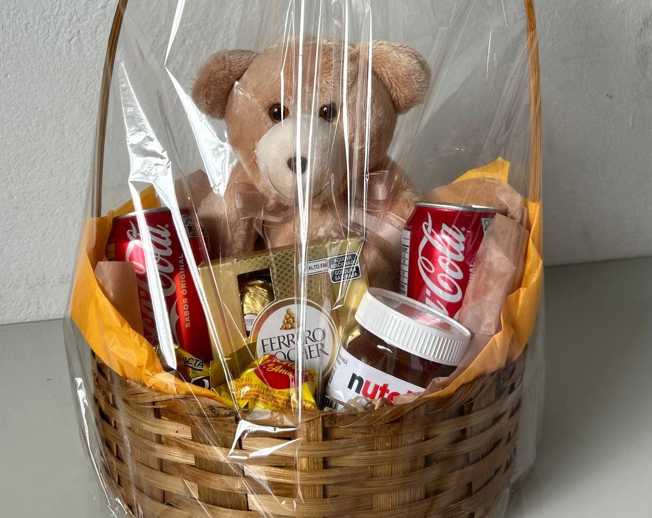 Cesta de Chocolates com Coca-Cola