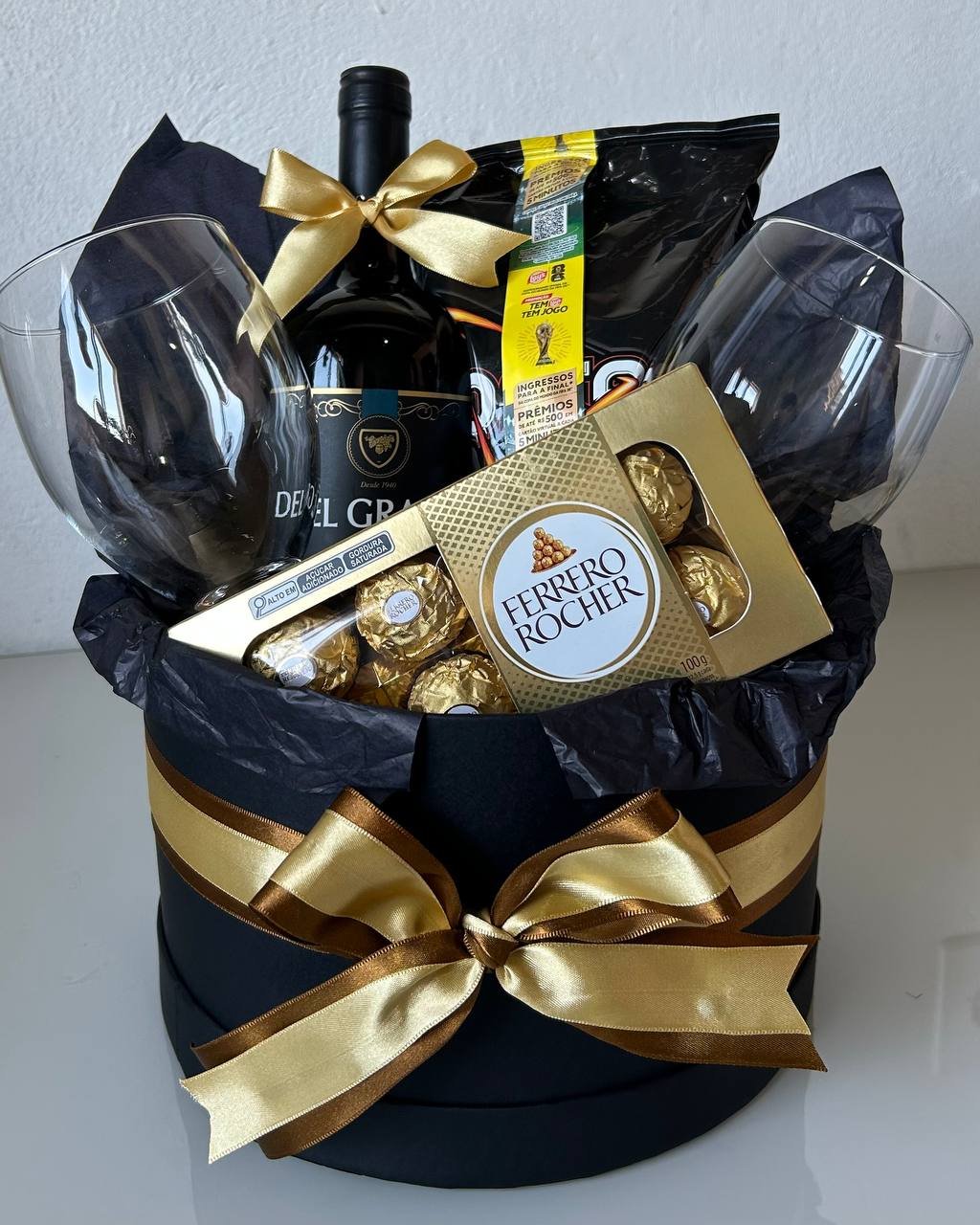 Cesta Dourada com Vinho e taças